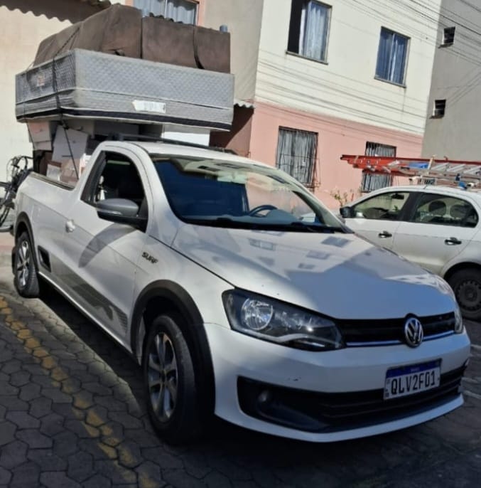 Saveiro branca da Souza Frete carregada para um frete pequeno
